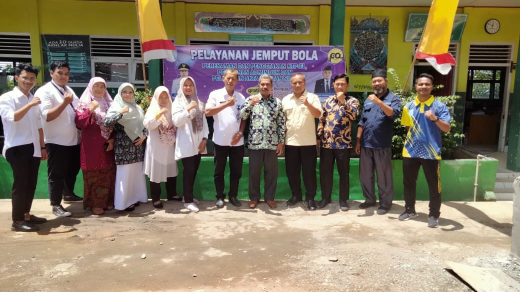 Transformasi Digital : Jemput Bola, Perekaman E-KTP serta Aktivasi  IKD di MAN 1 Merangin