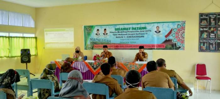 KEPALA KANTOR KEMENTERIAN AGAMA KABUPATEN MERANGIN DRS.H.MARWAN RESMI MEMBUKA KEGIATAN WORKSHOP PENYUSUNAN SOAL HOTS DI MAN 1 MERANGIN
