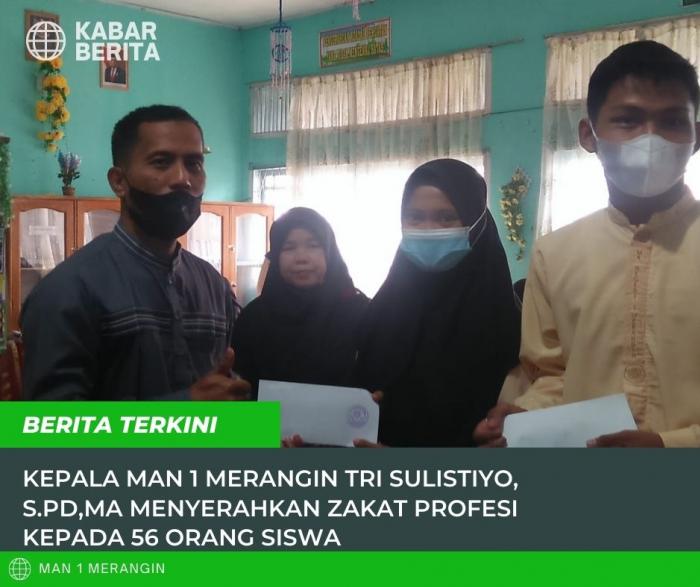 KEPALA MAN 1 MERANGIN TRI SULISTIYO, S.Pd,MA MENYERAHKAN ZAKAT PROFESI KEPADA 56 ORANG SISWA