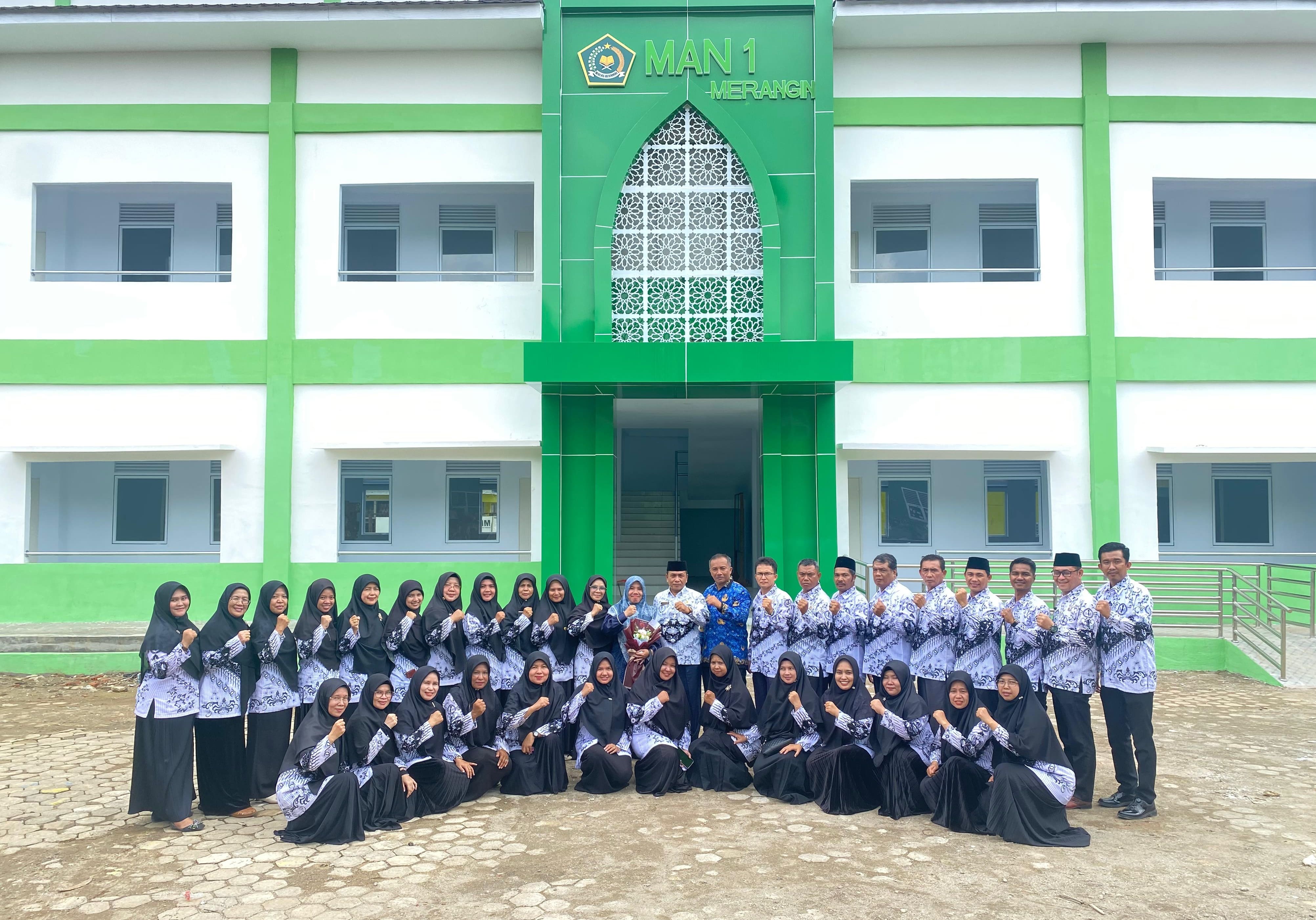 Guru MAN 1 Merangin Ikuti Upacara Hari Guru Nasional Tahun 2024 di Dua Tempat Berbeda